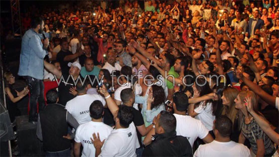 فيديو تامر حسني مع فتاة اردنية طبعت قبلة على خدّه في مطار عمان صورة رقم 10