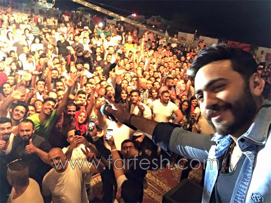 فيديو تامر حسني مع فتاة اردنية طبعت قبلة على خدّه في مطار عمان صورة رقم 8