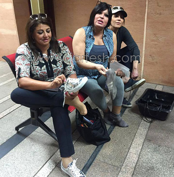 صور الفنانات وفاء عامر، هالة صدقي وفيفي عبده يتعرضن لـ (تفتيش ذاتي) في المطار! صورة رقم 1