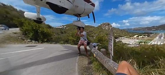 فيديو وصور.. مصور مغامر يقف سنتمترات تحت طائرة اثناء هبوطها صورة رقم 11 فيديو وصور.. مصور مغامر يقف سنتمترات تحت طائرة اثناء هبوطها صورة رقم 11