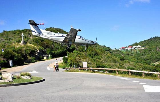 فيديو وصور.. مصور مغامر يقف سنتمترات تحت طائرة اثناء هبوطها صورة رقم 12 فيديو وصور.. مصور مغامر يقف سنتمترات تحت طائرة اثناء هبوطها صورة رقم 12