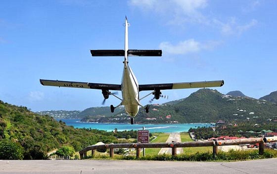 فيديو وصور.. مصور مغامر يقف سنتمترات تحت طائرة اثناء هبوطها صورة رقم 14 فيديو وصور.. مصور مغامر يقف سنتمترات تحت طائرة اثناء هبوطها صورة رقم 14