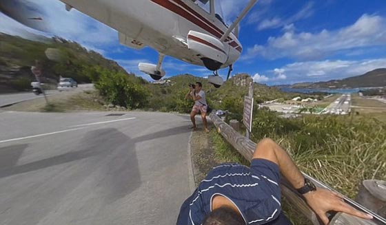 فيديو وصور.. مصور مغامر يقف سنتمترات تحت طائرة اثناء هبوطها صورة رقم 8 فيديو وصور.. مصور مغامر يقف سنتمترات تحت طائرة اثناء هبوطها صورة رقم 8