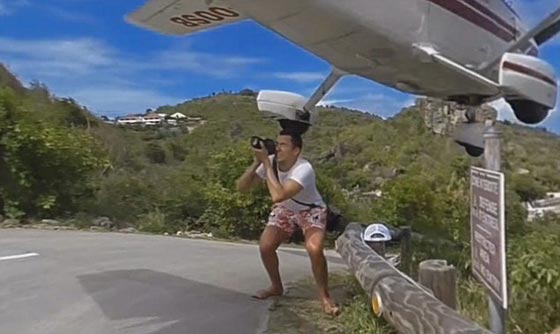 فيديو وصور.. مصور مغامر يقف سنتمترات تحت طائرة اثناء هبوطها صورة رقم 2 فيديو وصور.. مصور مغامر يقف سنتمترات تحت طائرة اثناء هبوطها صورة رقم 2