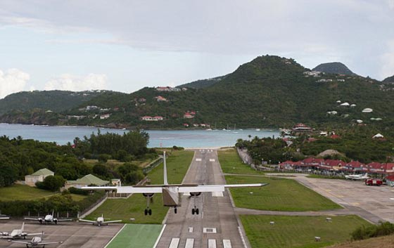 فيديو وصور.. مصور مغامر يقف سنتمترات تحت طائرة اثناء هبوطها صورة رقم 10 فيديو وصور.. مصور مغامر يقف سنتمترات تحت طائرة اثناء هبوطها صورة رقم 10