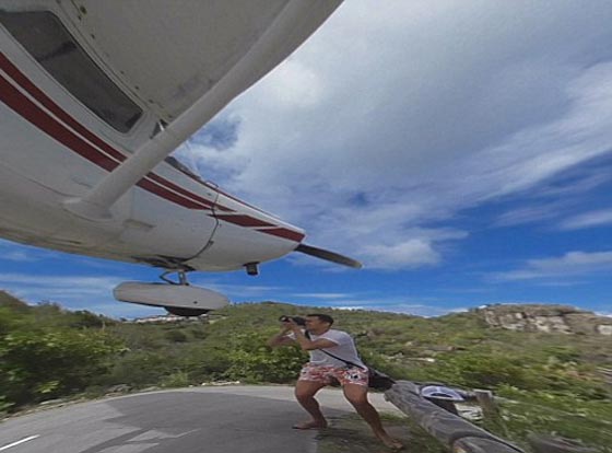 فيديو وصور.. مصور مغامر يقف سنتمترات تحت طائرة اثناء هبوطها صورة رقم 1 فيديو وصور.. مصور مغامر يقف سنتمترات تحت طائرة اثناء هبوطها صورة رقم 1