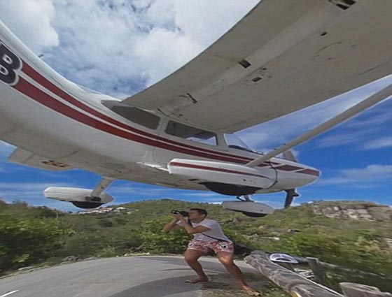 فيديو وصور.. مصور مغامر يقف سنتمترات تحت طائرة اثناء هبوطها صورة رقم 3 فيديو وصور.. مصور مغامر يقف سنتمترات تحت طائرة اثناء هبوطها صورة رقم 3