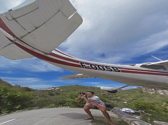 فيديو وصور.. مصور مغامر يقف سنتمترات تحت طائرة اثناء هبوطها صورة رقم 4 فيديو وصور.. مصور مغامر يقف سنتمترات تحت طائرة اثناء هبوطها صورة رقم 4