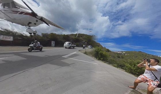 فيديو وصور.. مصور مغامر يقف سنتمترات تحت طائرة اثناء هبوطها صورة رقم 7 فيديو وصور.. مصور مغامر يقف سنتمترات تحت طائرة اثناء هبوطها صورة رقم 7