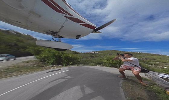 فيديو وصور.. مصور مغامر يقف سنتمترات تحت طائرة اثناء هبوطها صورة رقم 6 فيديو وصور.. مصور مغامر يقف سنتمترات تحت طائرة اثناء هبوطها صورة رقم 6