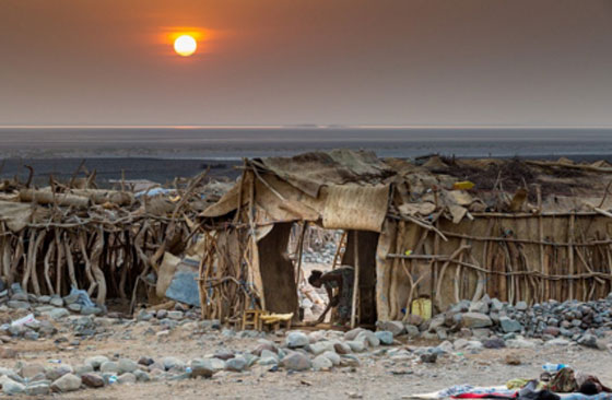 اذا كنت تعتقد ان مهنتك شاقة شاهد ماذا يفعل هذا الرجل في بوابة الجحيم صورة رقم 2 اذا كنت تعتقد ان مهنتك شاقة شاهد ماذا يفعل هذا الرجل في بوابة الجحيم صورة رقم 2