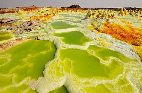 اذا كنت تعتقد ان مهنتك شاقة شاهد ماذا يفعل هذا الرجل في بوابة الجحيم صورة رقم 12 اذا كنت تعتقد ان مهنتك شاقة شاهد ماذا يفعل هذا الرجل في بوابة الجحيم صورة رقم 12