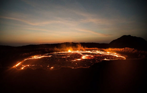 اذا كنت تعتقد ان مهنتك شاقة شاهد ماذا يفعل هذا الرجل في بوابة الجحيم صورة رقم 1 اذا كنت تعتقد ان مهنتك شاقة شاهد ماذا يفعل هذا الرجل في بوابة الجحيم صورة رقم 1