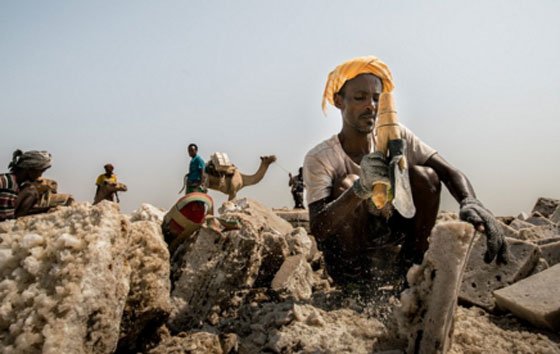 اذا كنت تعتقد ان مهنتك شاقة شاهد ماذا يفعل هذا الرجل في بوابة الجحيم صورة رقم 3 اذا كنت تعتقد ان مهنتك شاقة شاهد ماذا يفعل هذا الرجل في بوابة الجحيم صورة رقم 3