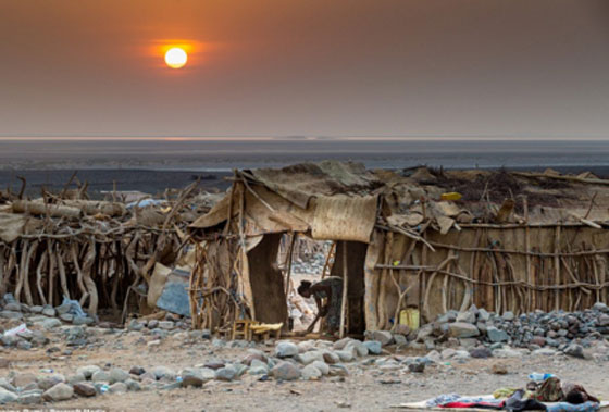 اذا كنت تعتقد ان مهنتك شاقة شاهد ماذا يفعل هذا الرجل في بوابة الجحيم صورة رقم 4 اذا كنت تعتقد ان مهنتك شاقة شاهد ماذا يفعل هذا الرجل في بوابة الجحيم صورة رقم 4