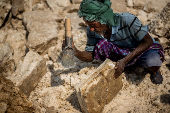 اذا كنت تعتقد ان مهنتك شاقة شاهد ماذا يفعل هذا الرجل في بوابة الجحيم صورة رقم 5 اذا كنت تعتقد ان مهنتك شاقة شاهد ماذا يفعل هذا الرجل في بوابة الجحيم صورة رقم 5