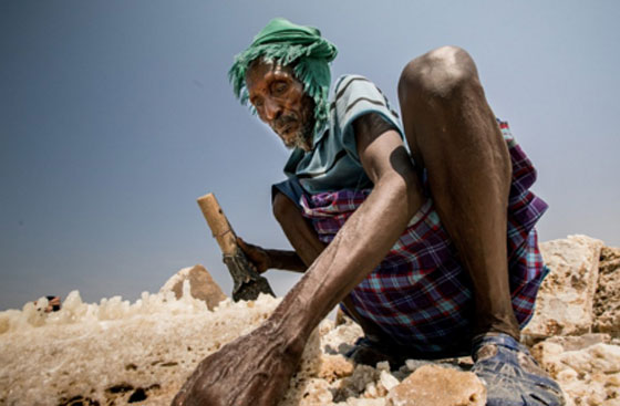 اذا كنت تعتقد ان مهنتك شاقة شاهد ماذا يفعل هذا الرجل في بوابة الجحيم صورة رقم 7 اذا كنت تعتقد ان مهنتك شاقة شاهد ماذا يفعل هذا الرجل في بوابة الجحيم صورة رقم 7