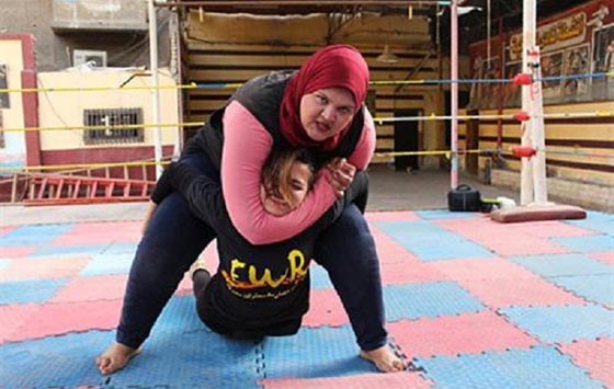 المرأة الحديدية المصرية تدخل غينيس بشد السيارات بشعرها واسنانها صورة رقم 1 المرأة الحديدية المصرية تدخل غينيس بشد السيارات بشعرها واسنانها صورة رقم 1