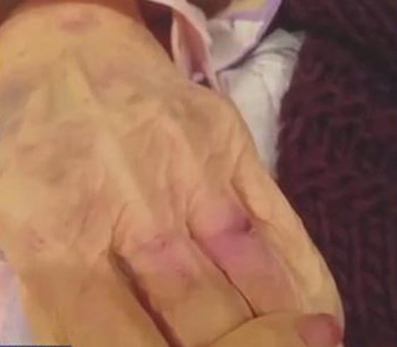 فيديو مثير.. امرأة تسرق خاتما من يد متوفاة وتختفي من كاميرات المراقبة صورة رقم 2