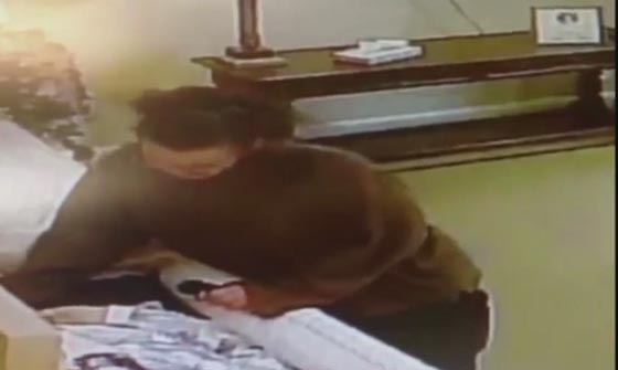 فيديو مثير.. امرأة تسرق خاتما من يد متوفاة وتختفي من كاميرات المراقبة صورة رقم 3
