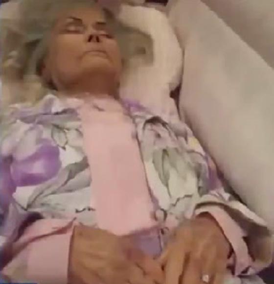 فيديو مثير.. امرأة تسرق خاتما من يد متوفاة وتختفي من كاميرات المراقبة صورة رقم 4