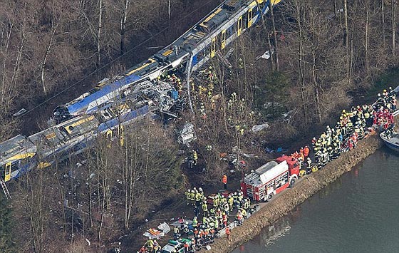 تصادم قاتل بين قطارين والسبب اللعب بالهاتف!! صورة رقم 3 تصادم قاتل بين قطارين والسبب اللعب بالهاتف!! صورة رقم 3