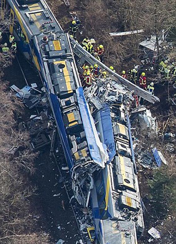 تصادم قاتل بين قطارين والسبب اللعب بالهاتف!! صورة رقم 4 تصادم قاتل بين قطارين والسبب اللعب بالهاتف!! صورة رقم 4