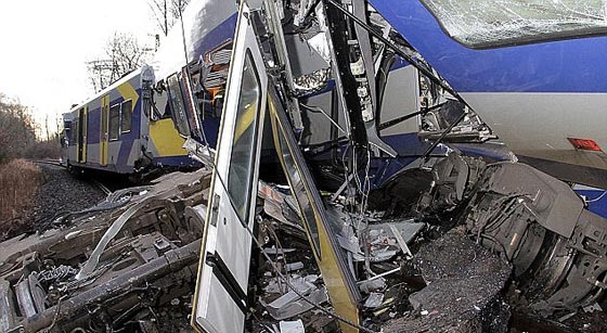 تصادم قاتل بين قطارين والسبب اللعب بالهاتف!! صورة رقم 1 تصادم قاتل بين قطارين والسبب اللعب بالهاتف!! صورة رقم 1