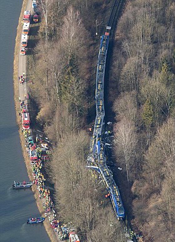 تصادم قاتل بين قطارين والسبب اللعب بالهاتف!! صورة رقم 5 تصادم قاتل بين قطارين والسبب اللعب بالهاتف!! صورة رقم 5