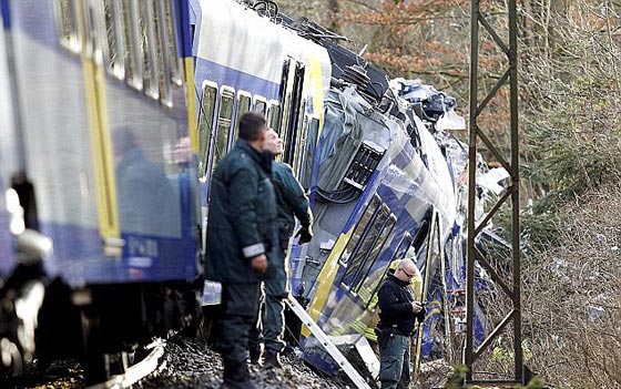 تصادم قاتل بين قطارين والسبب اللعب بالهاتف!! صورة رقم 6 تصادم قاتل بين قطارين والسبب اللعب بالهاتف!! صورة رقم 6