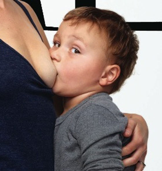 ارضعت ابنتها البالغة من العمر 7 سنوات فاتهمت بارتكاب فعل فاضح صورة رقم 2