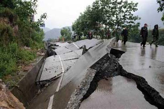 فيديو مثير يظهر اللحظات الاولى لزلزال اليابان الذي اوقع 9 قتلى امس صورة رقم 3