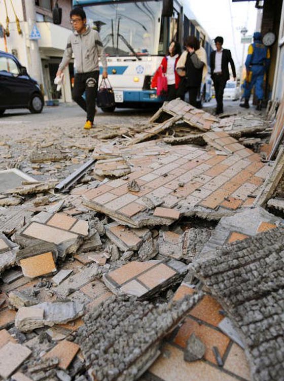 فيديو مثير يظهر اللحظات الاولى لزلزال اليابان الذي اوقع 9 قتلى امس صورة رقم 4