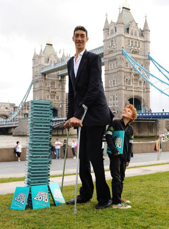 اطول رجل في العالم يسعى الى تحقيق المستحيل في هوليوود صورة رقم 8