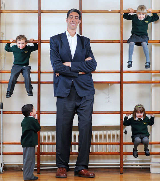 اطول رجل في العالم يسعى الى تحقيق المستحيل في هوليوود صورة رقم 2