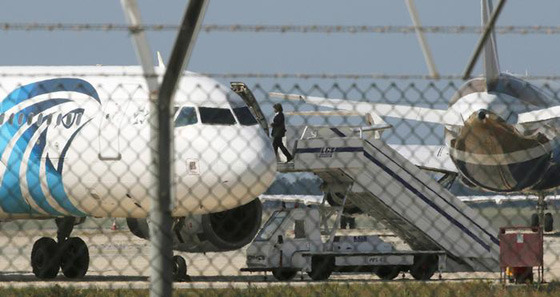 مضيفة مصرية تتحدث عن ساعات الرعب على متن الطائرة المخطوفة صورة رقم 10