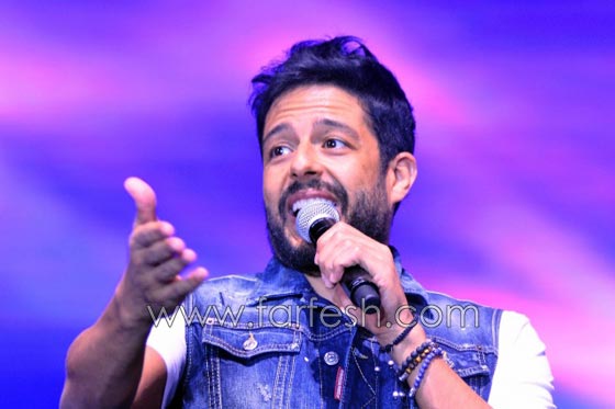 فيديو دويتو محمد حماقي وابنة شقيقه واخوها يخطف الميكروفون صورة رقم 9