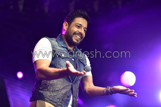 فيديو دويتو محمد حماقي وابنة شقيقه واخوها يخطف الميكروفون صورة رقم 14