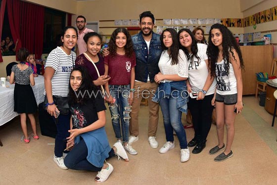 فيديو دويتو محمد حماقي وابنة شقيقه واخوها يخطف الميكروفون صورة رقم 18