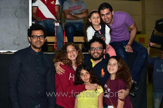 فيديو دويتو محمد حماقي وابنة شقيقه واخوها يخطف الميكروفون صورة رقم 17
