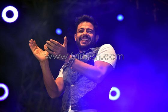فيديو دويتو محمد حماقي وابنة شقيقه واخوها يخطف الميكروفون صورة رقم 5