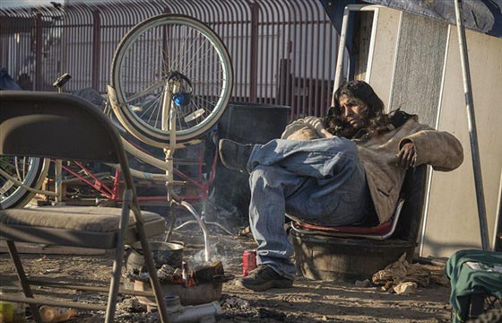 في شوارع امريكا تشرد وفقر فاحش واوباما منشغل بداعش.. فيديو وصور صورة رقم 9