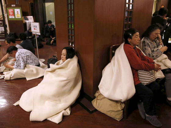  زلزال ثان بقوة 7.1 يضرب اليابان مجددا وانباء عن قتلى وانهيار مبان صورة رقم 1