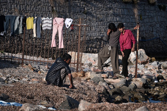  فيديو مؤثر: طفلة سورية تنحني عند قدمي بابا الفاتيكان متوسلة انقاذها من الجوع صورة رقم 7