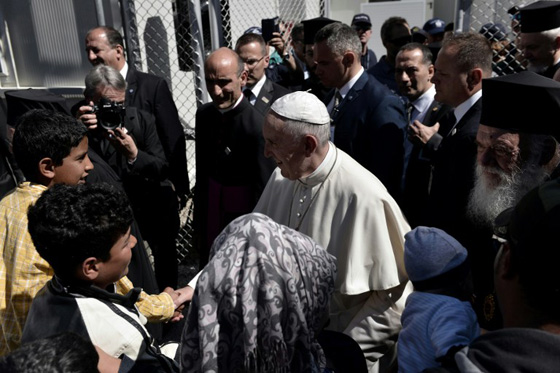  فيديو مؤثر: طفلة سورية تنحني عند قدمي بابا الفاتيكان متوسلة انقاذها من الجوع صورة رقم 8