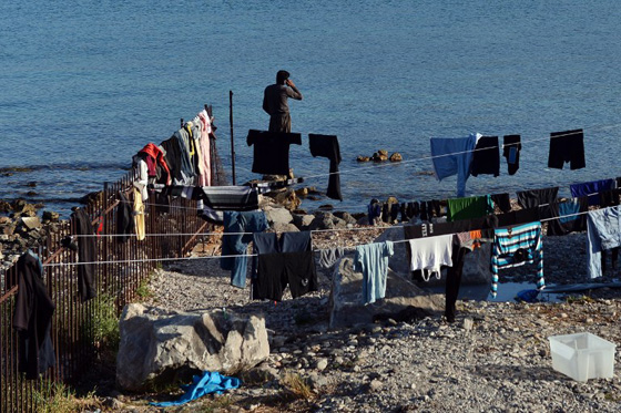  فيديو مؤثر: طفلة سورية تنحني عند قدمي بابا الفاتيكان متوسلة انقاذها من الجوع صورة رقم 17