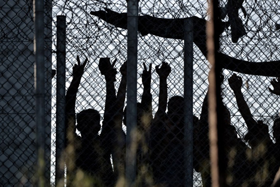  فيديو مؤثر: طفلة سورية تنحني عند قدمي بابا الفاتيكان متوسلة انقاذها من الجوع صورة رقم 23