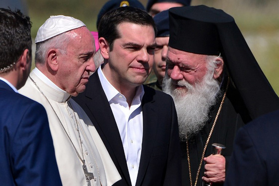  فيديو مؤثر: طفلة سورية تنحني عند قدمي بابا الفاتيكان متوسلة انقاذها من الجوع صورة رقم 26