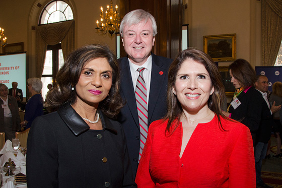 امرأة سافرة وسط قادة مجلس التعاون الاسلامي تثير التساؤل.. من تكون؟! صورة رقم 6