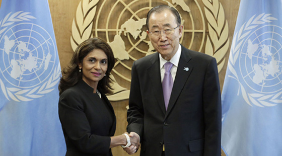 امرأة سافرة وسط قادة مجلس التعاون الاسلامي تثير التساؤل.. من تكون؟! صورة رقم 7